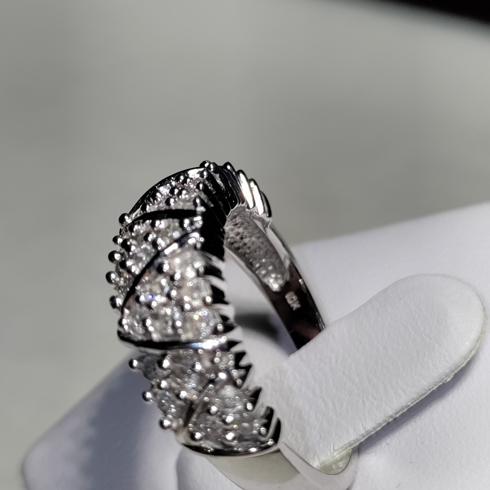 Beautiful 10K 1CTW Diamond Ring/Band - Picture 12 of 13